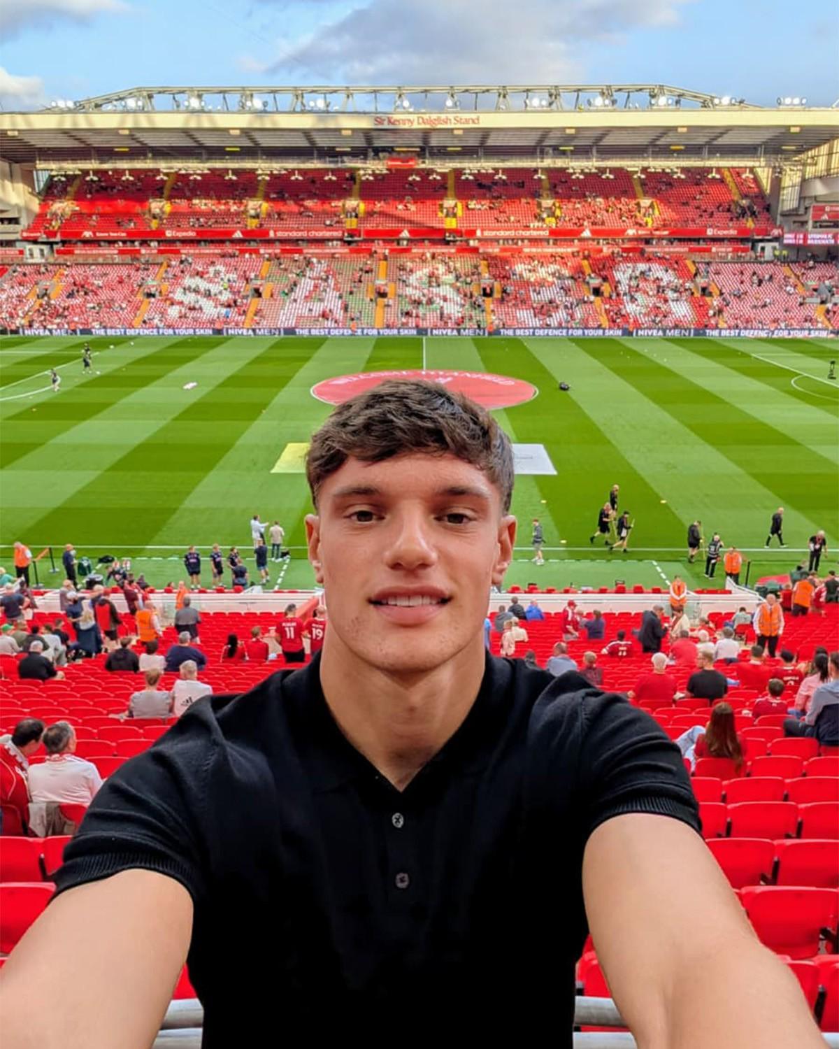 开云体育-先感受气氛，利物浦新援莱昂尼在安菲尔德观看英超揭幕战