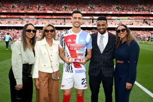 开云APP-阿森纳官推晒照：梅里诺领取俱乐部3月最佳球员奖杯