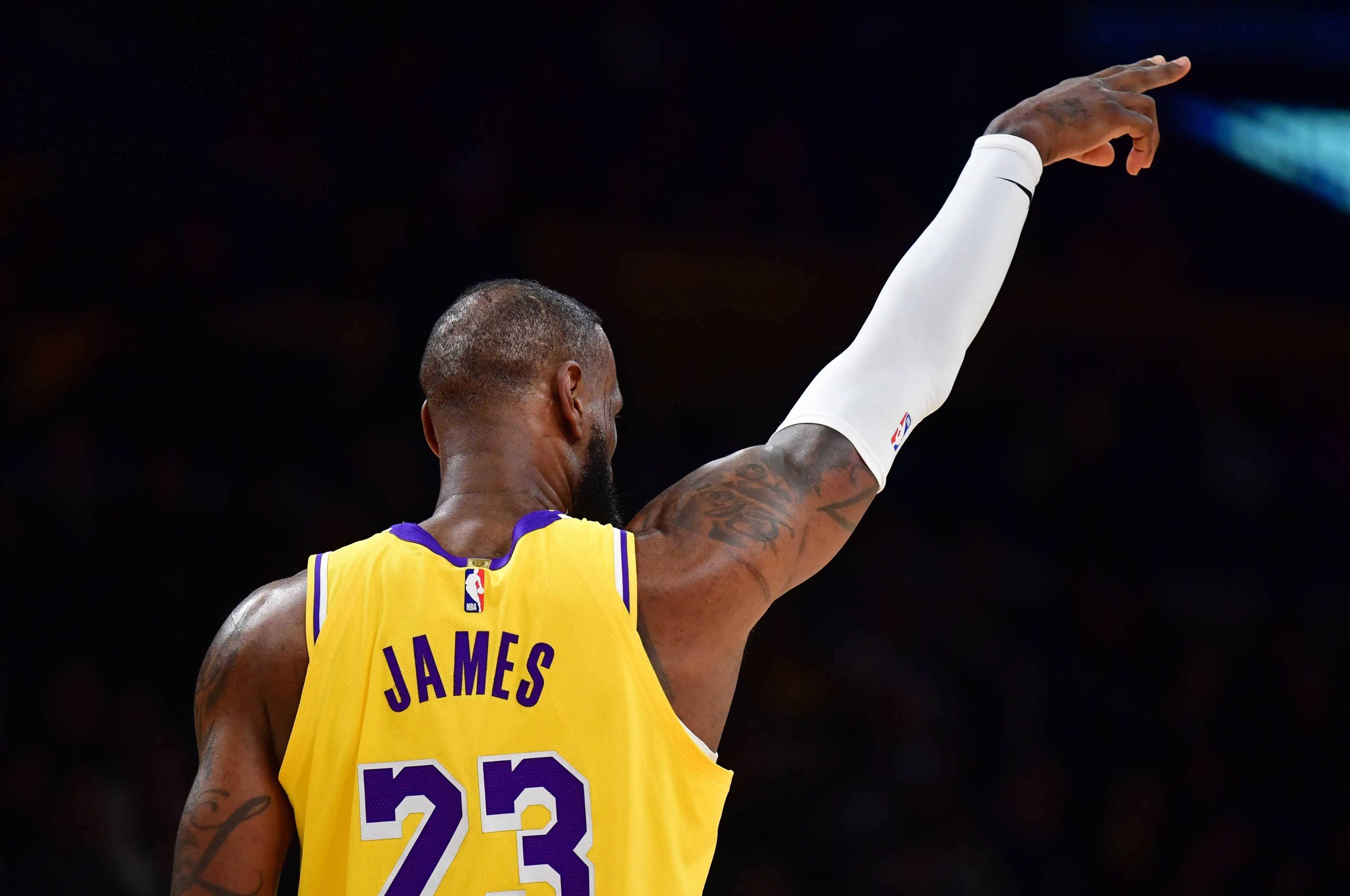 开云官方-离开湖人后会去哪？美媒预测詹姆斯未来四大去处，或与库里联手