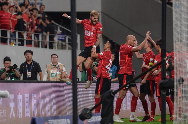 开云中文网-苏东：蓉城升至第一但需合理轮换，海港输球但未退出争冠