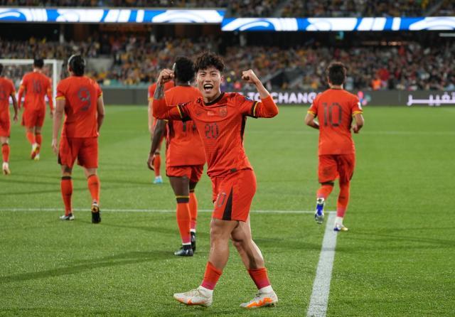 开云下载-谢文能首球夜却满怀遗憾：伤退后目睹输球有心无力