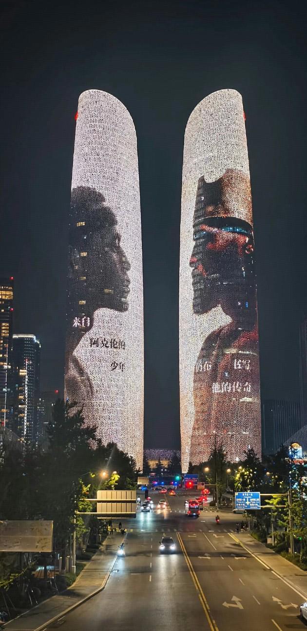 开云官方-点亮成都夜空，成都双子塔为詹姆斯亮起巨幅灯光秀