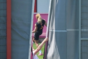 图片报：拜仁后卫博伊把头发染成金色，队友看了忍不住笑