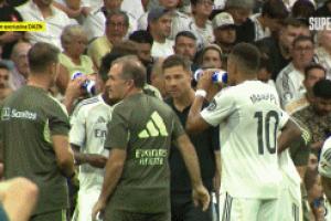 开云中文网-闹脾气！维尼修斯不满被换下喋喋不休，扔下水瓶直接回更衣室