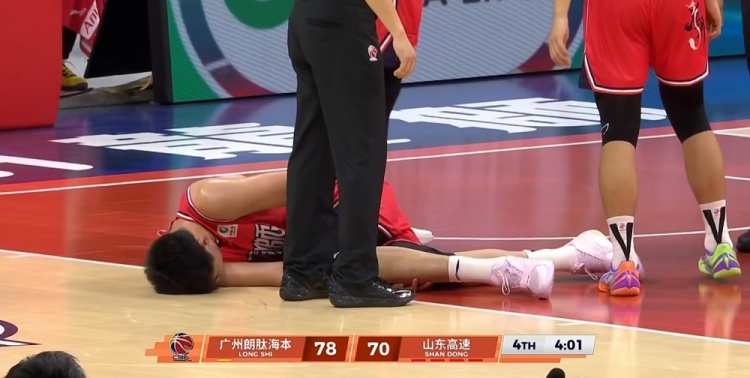 开云体育-升级了！徐昕被克里斯撞到肋部痛苦倒地 裁判回看后吹克里斯违体