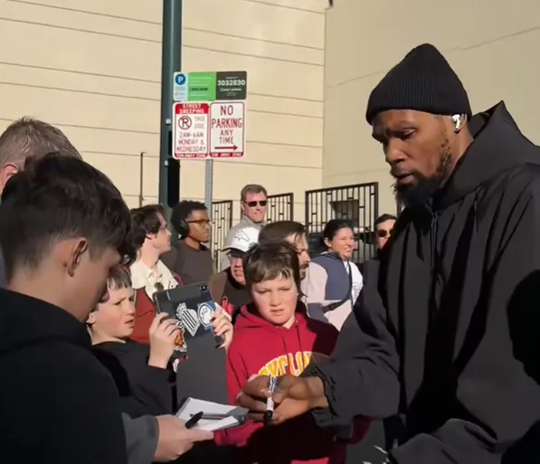 开云下载-偶像！杜兰特今日赛前在球馆外为等候球迷亲切签名