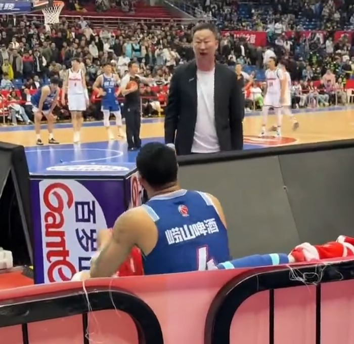 刘维伟杀疯！场边爆粗怒喷韦瑟斯庞，发布会仍指责，真被气到了！|篮板|比赛|广厦|青岛|数据_新浪体育_新浪新闻