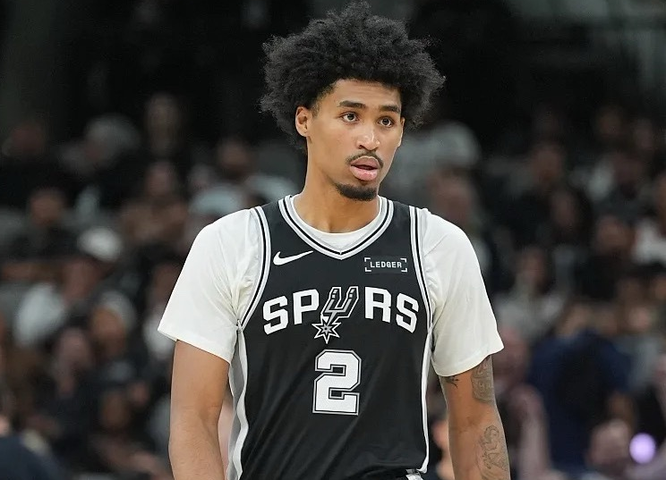 开云体育-33+27！就在今天，一项杜威二少保持的NBA纪录被马刺双枪达成了